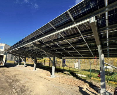 Dokončujeme realizaci carportu L pro 12 parkovacích míst